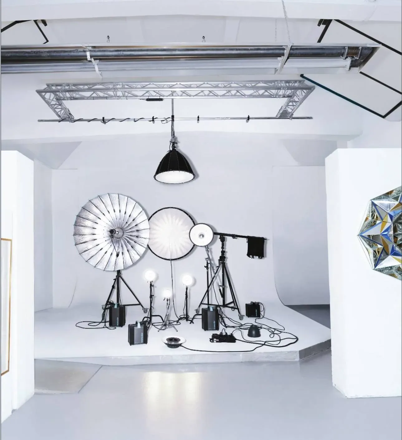 Le plateau du Studio 258 avec son matériel d’éclairage, Paris 18ᵉ